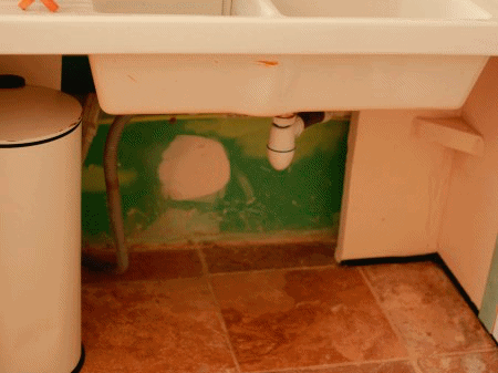 L'&eacute;vier double vasque permet le passage des jambes