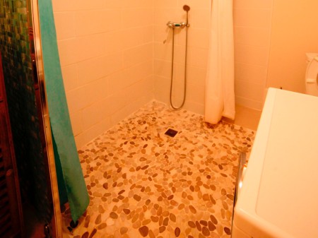 Le large espace douche