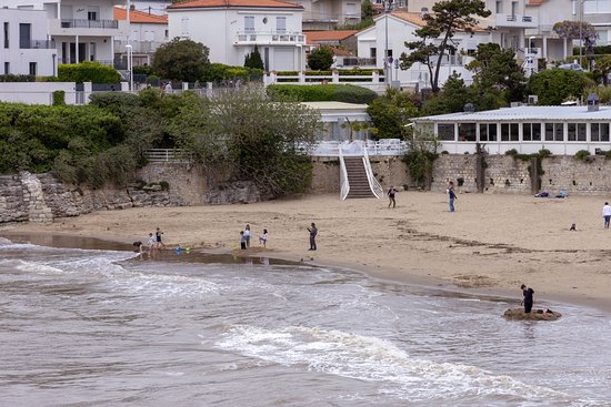 plage du chay avec restaurant